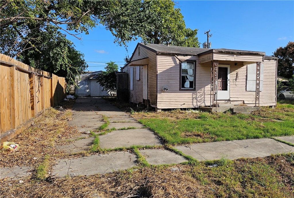 view of front facade featuring a storage shed