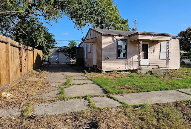 view of front facade featuring a storage shed