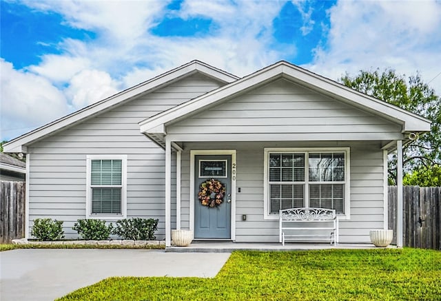 view of front facade featuring a front lawn and covered porch