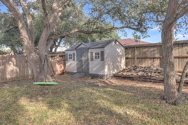 view of yard with a storage unit