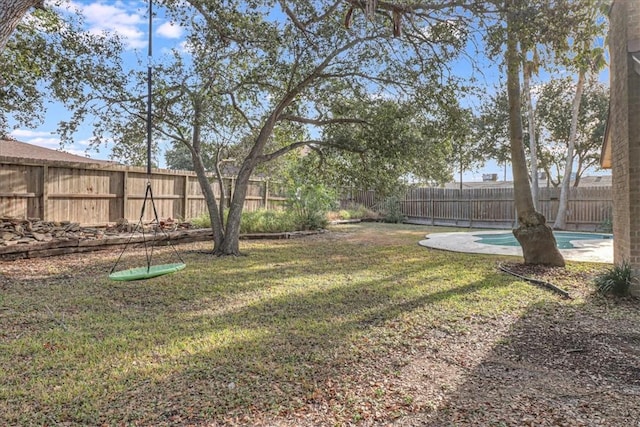 view of yard featuring a fenced in pool