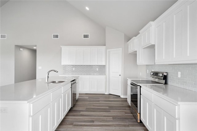 kitchen featuring visible vents, stainless steel appliances, wood finished floors, and a sink