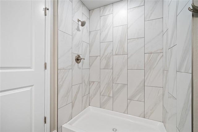 full bath with tiled shower