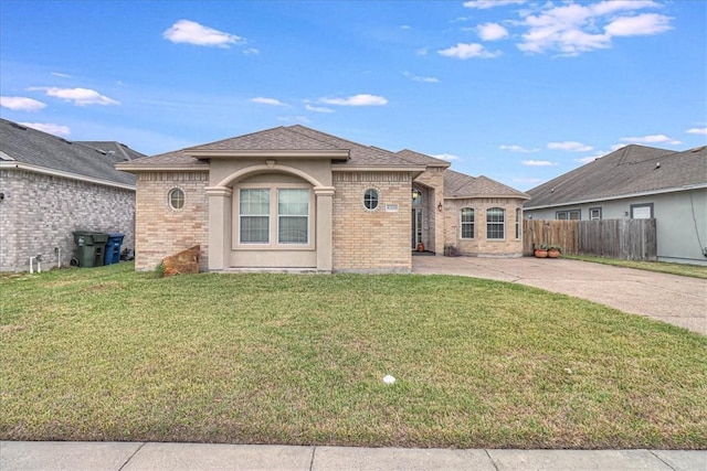 single story home with a front lawn