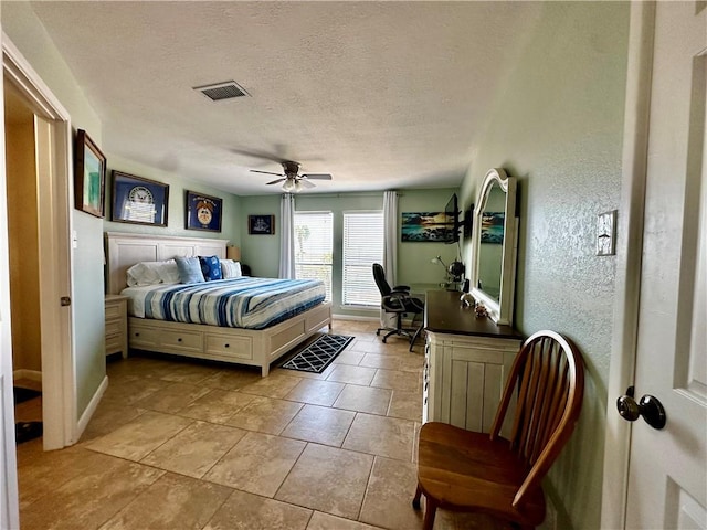 bedroom featuring ceiling fan and a textured ceiling