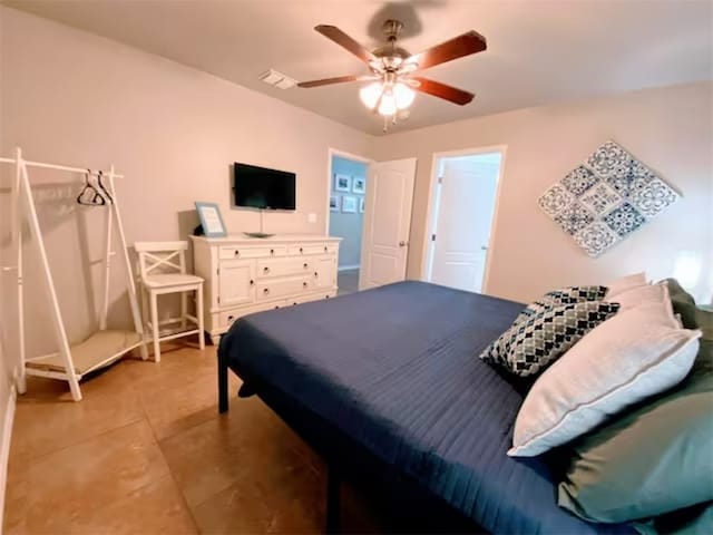 bedroom with ceiling fan