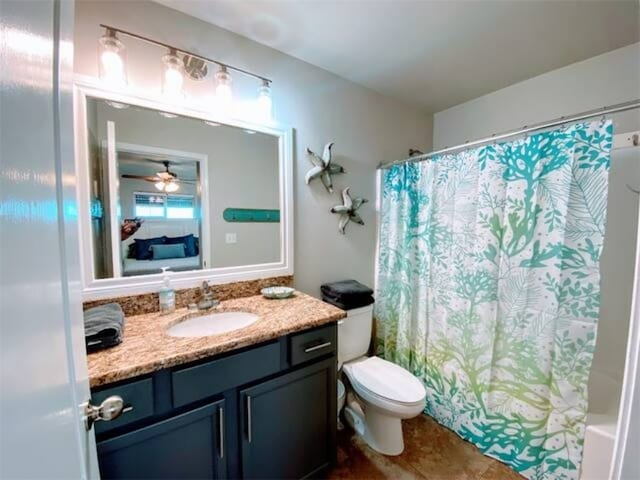 full bathroom with toilet, shower / tub combo with curtain, vanity, and ceiling fan