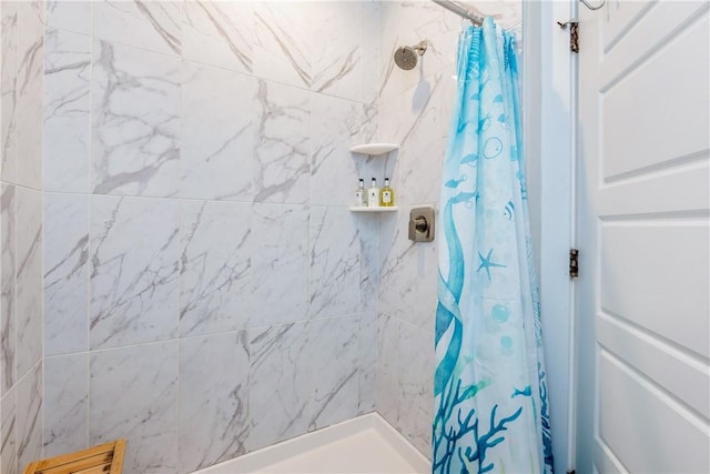 full bathroom featuring tiled shower