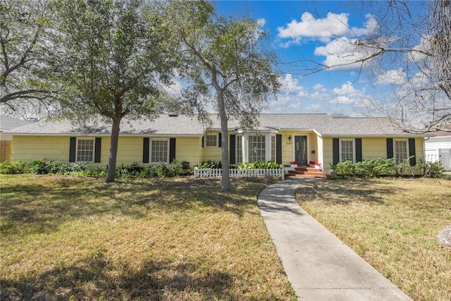 ranch-style home with a front yard