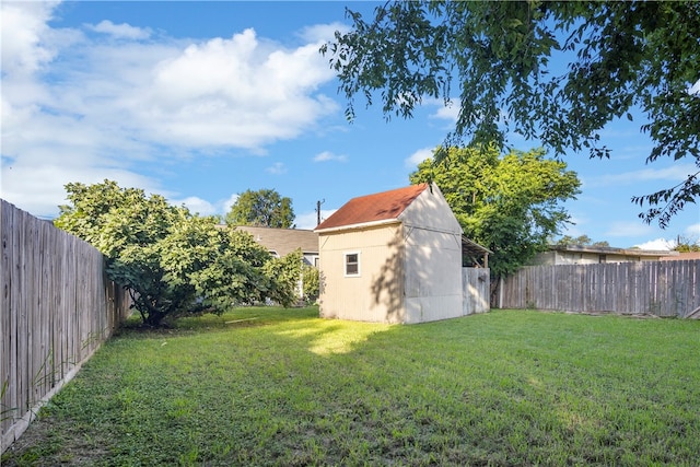 view of yard featuring a shed