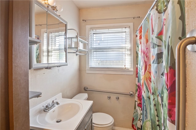 bathroom with a shower with curtain, vanity, and toilet