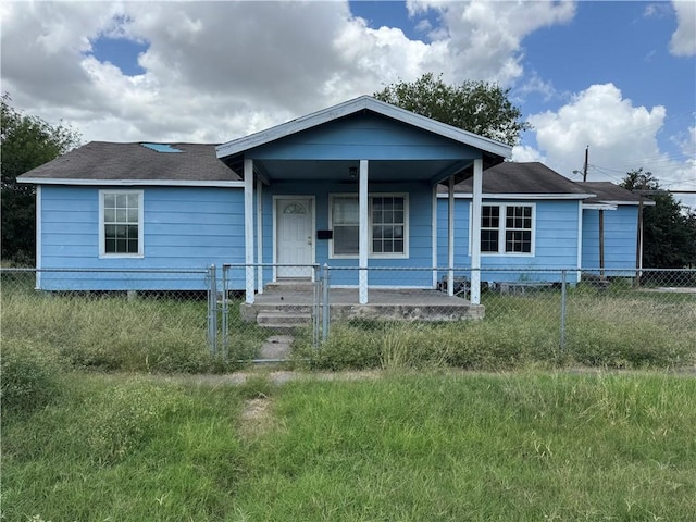 423 S 13th St, Kingsville, TX 78363 - view of front facade with covered porch and a fenced front yard
