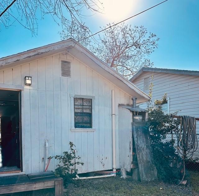 view of side of home featuring an outdoor structure