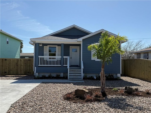 view of front of property with covered porch and fence