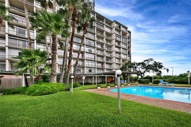 view of pool featuring a yard