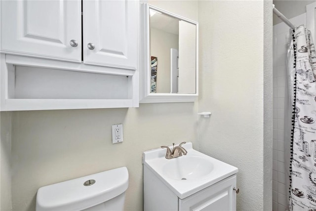 full bathroom featuring toilet, a shower with shower curtain, and vanity