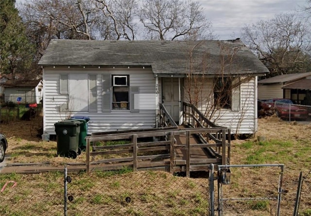 2622 Belton St, Corpus Christi, TX 78416 - bungalow-style house with roof with shingles and a gate