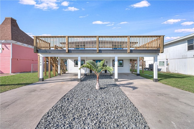 view of front of house with a front yard and a carport