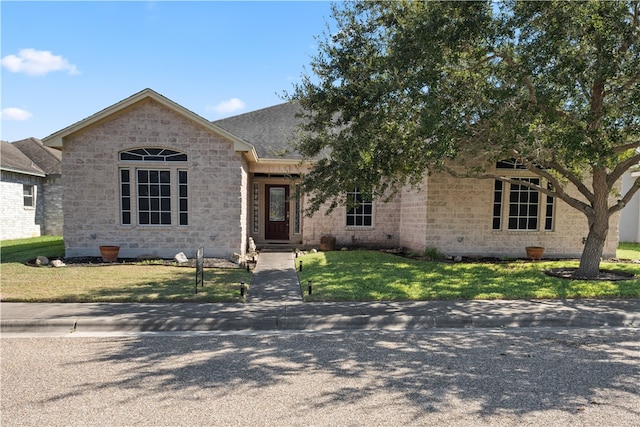 view of front facade with a front yard