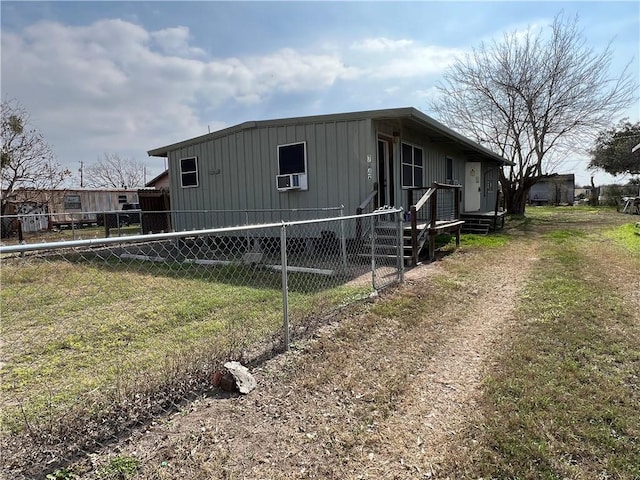 view of front of property with a front yard