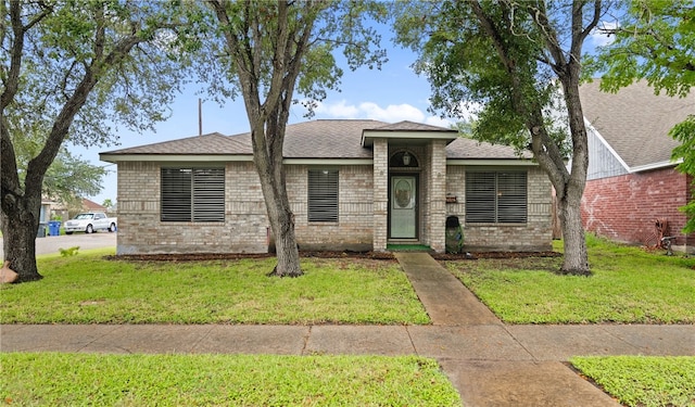 view of front of home featuring a front lawn