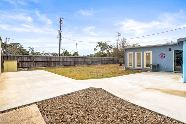 view of yard featuring a patio area