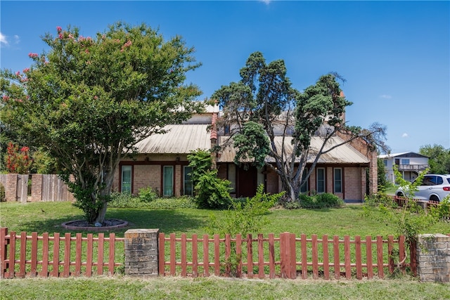 view of front of home with a front lawn