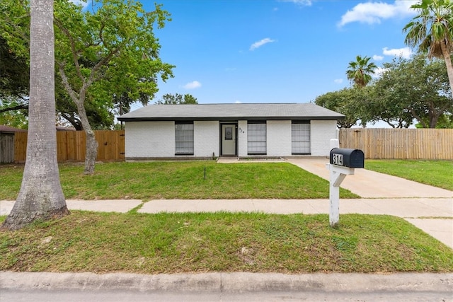 ranch-style home featuring a front lawn