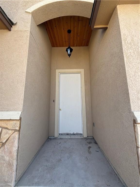 view of exterior entry featuring stucco siding