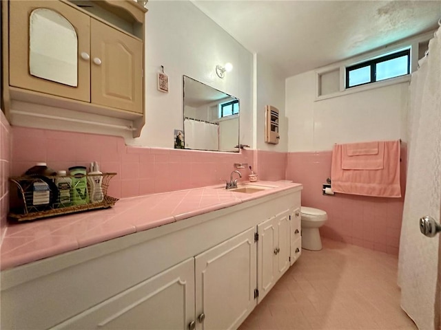 919 W W Ave Unit G, Kingsville, TX 78363 - full bathroom with vanity, tile walls, wainscoting, and a shower with curtain