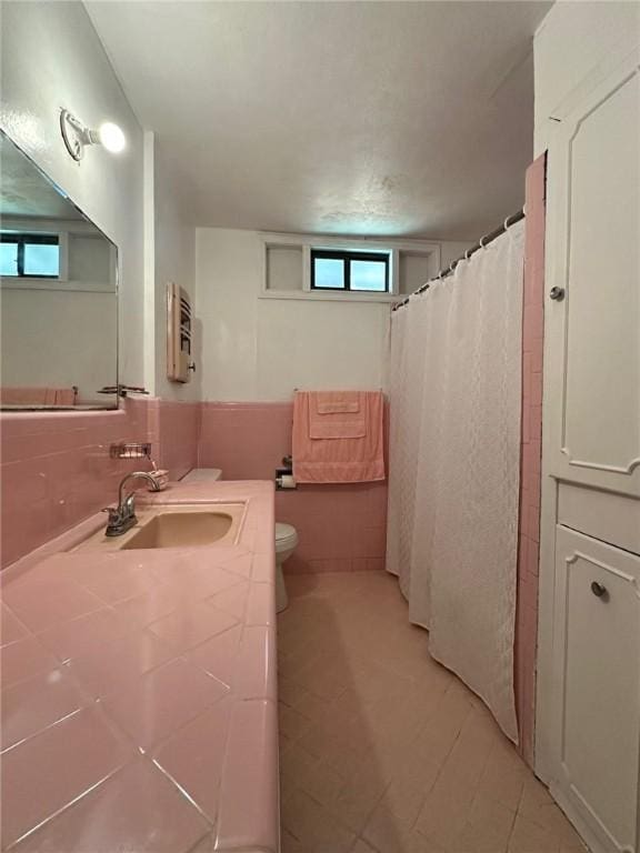 919 W W Ave Unit G, Kingsville, TX 78363 - bathroom featuring vanity, a shower with shower curtain, tile walls, and tile patterned floors