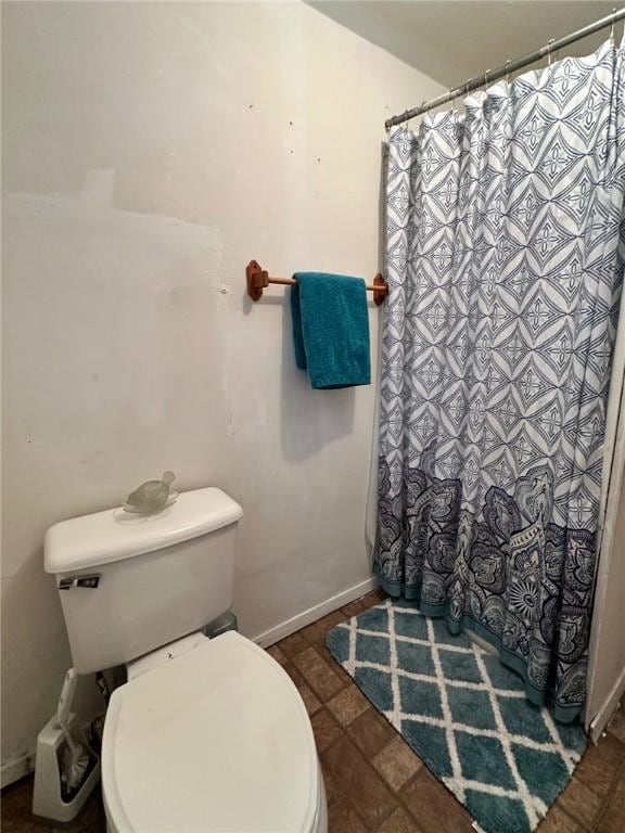 919 W W Ave Unit G, Kingsville, TX 78363 - full bathroom with toilet and a shower with shower curtain