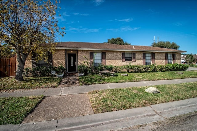 ranch-style house featuring a front yard