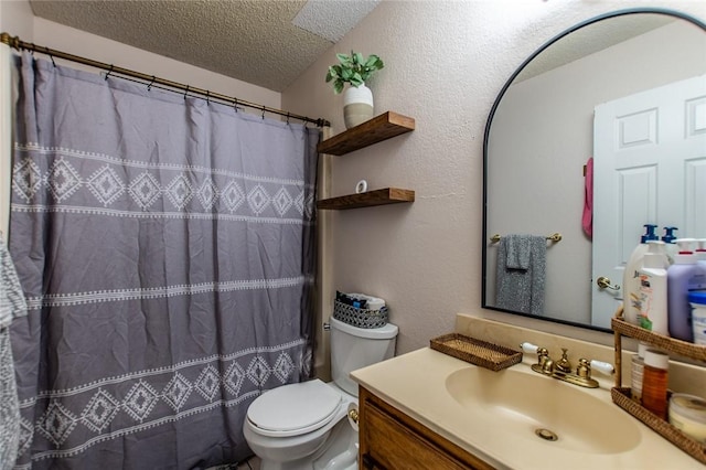 bathroom with curtained shower, a textured ceiling, toilet, and vanity