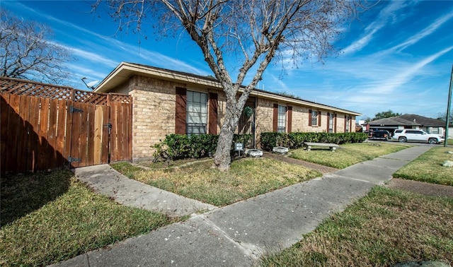 view of front of house featuring a front yard