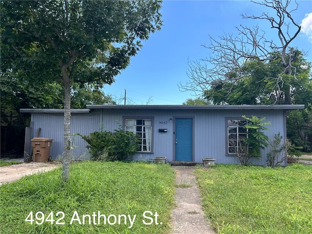 single story home with a front yard