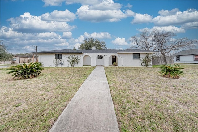 ranch-style house featuring a front yard