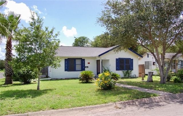 201 S Alta Vista St, Beeville, TX 78102 - ranch-style house with a front lawn