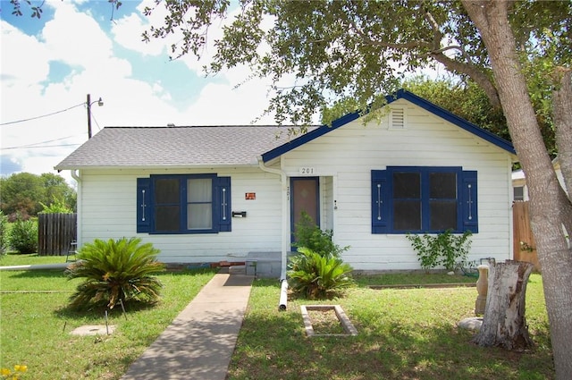 201 S Alta Vista St, Beeville, TX 78102 - view of front of property featuring roof with shingles