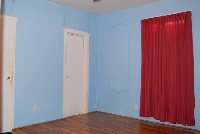 201 S Alta Vista St, Beeville, TX 78102 - empty room with wood finished floors