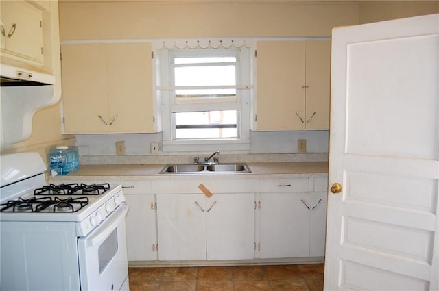 201 S Alta Vista St, Beeville, TX 78102 - kitchen with gas range gas stove, under cabinet range hood, and light countertops