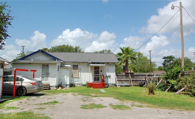 201 S Alta Vista St, Beeville, TX 78102 - view of front of property featuring entry steps