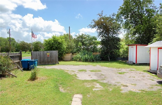 201 S Alta Vista St, Beeville, TX 78102 - view of yard featuring a shed