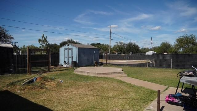 210 E Clayton St, Hebbronville, TX 78361 - photo 6