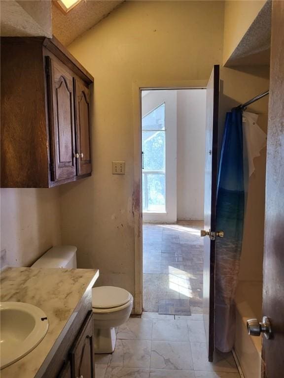 full bathroom with shower / bath combination with curtain, vanity, and toilet