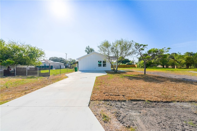 view of front of home featuring a front lawn