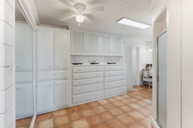 walk in closet featuring ceiling fan