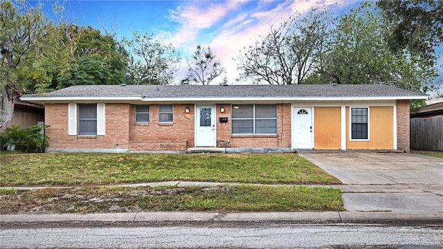 single story home featuring a lawn