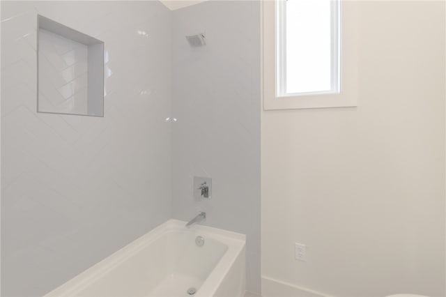 bathroom with tiled shower / bath