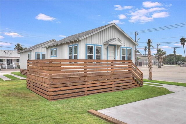 view of front facade featuring a front yard